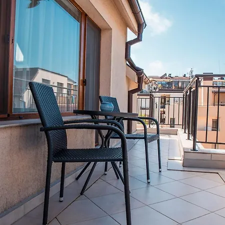 Breeze Atelier Apartment *